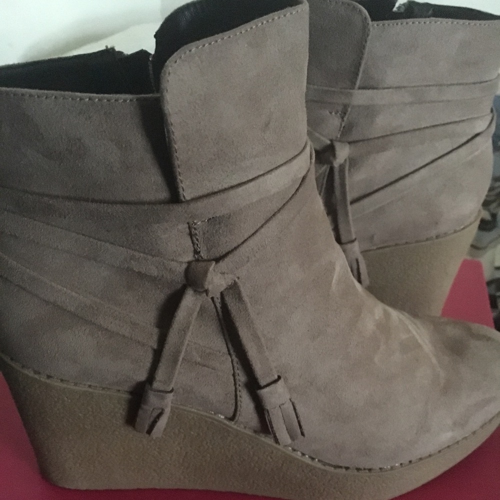 Women size 10 suede wedges (new)